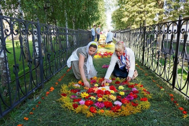 Праздник. Украшение Канавки Богородицы