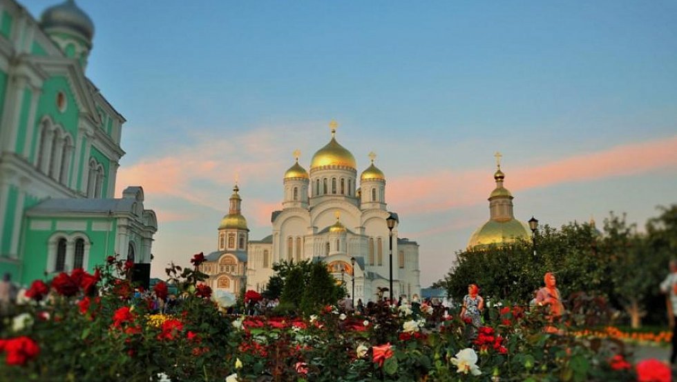 Монастырь в дивеево. Дивеево. Дивное Дивеево. Цветы в Дивеевском монастыре. Дивеево территория.