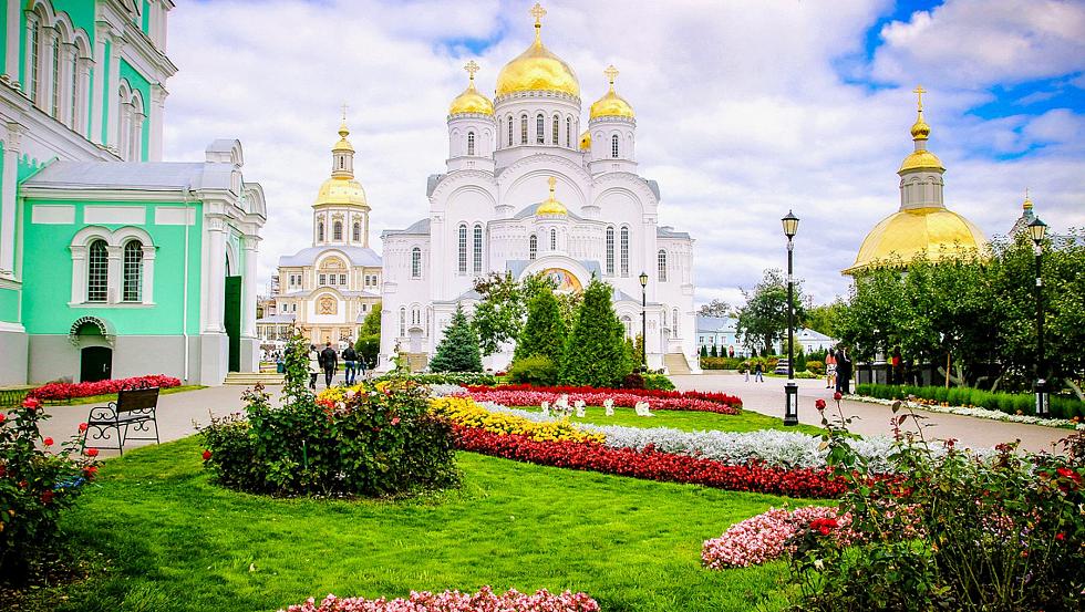 Дивеево. С мольбами к иконам